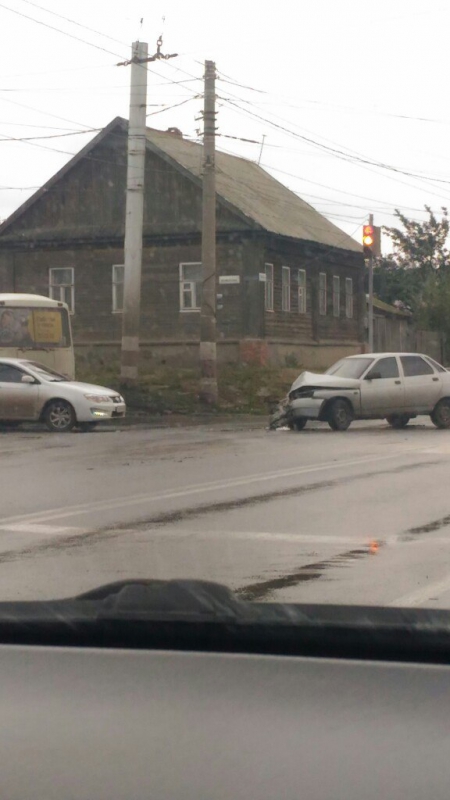 В Балакове столкнулись рейсовый автобус и «ВАЗ»