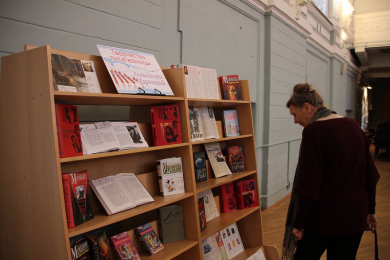 Александра Маринина в Саратове: Мне нужно не вдохновение, а чугунное мягкое место