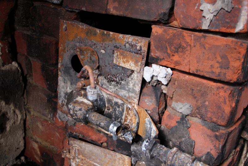 На месте гибели двух человек на Мясницкой нашли незаконную газовую трубу