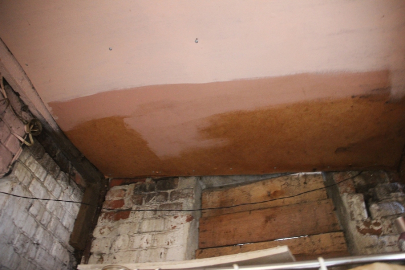 На месте гибели двух человек на Мясницкой нашли незаконную газовую трубу