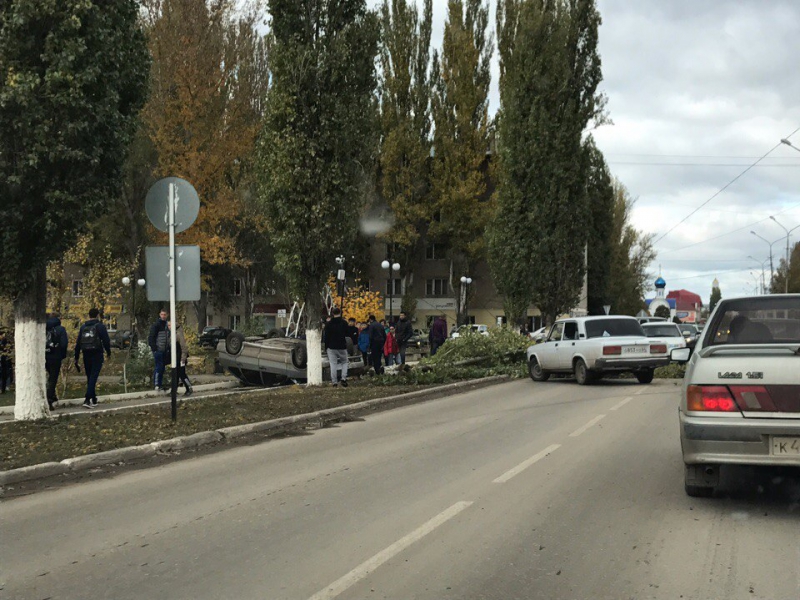 Легковушка снесла дерево и перевернулась на пешеходной дорожке
