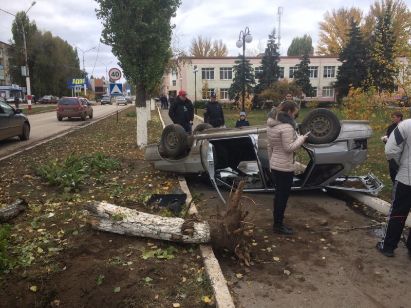 Легковушка снесла дерево и перевернулась на пешеходной дорожке