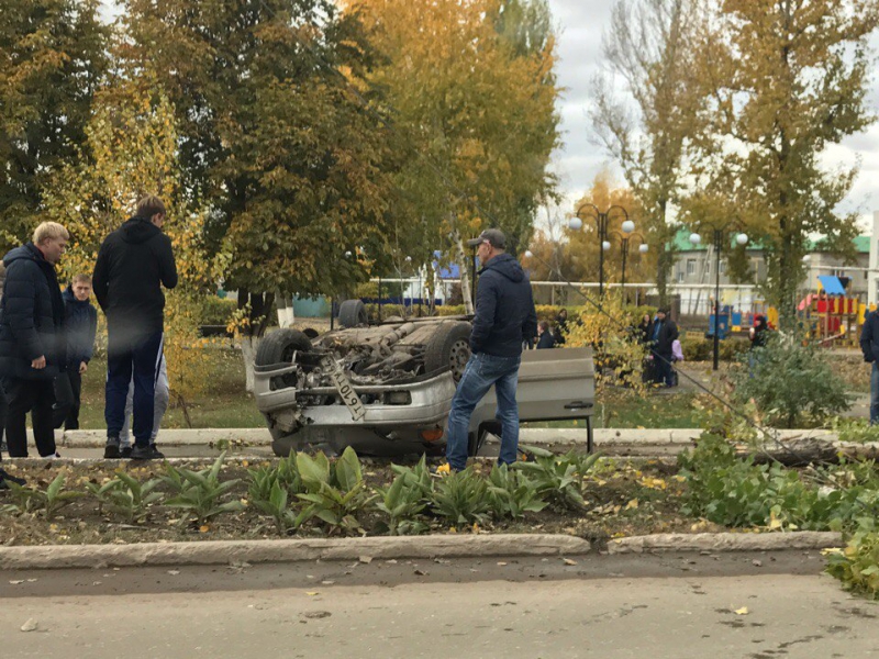Легковушка снесла дерево и перевернулась на пешеходной дорожке