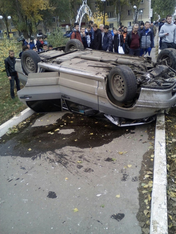 Легковушка снесла дерево и перевернулась на пешеходной дорожке