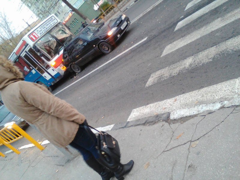 Проспект 50 лет Октября встал из-за ДТП с участием автобуса