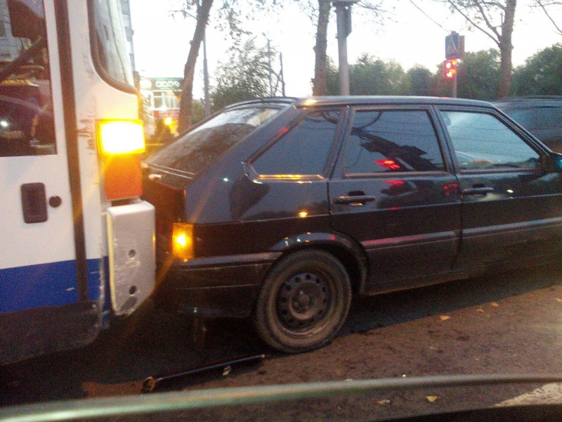 Проспект 50 лет Октября встал из-за ДТП с участием автобуса