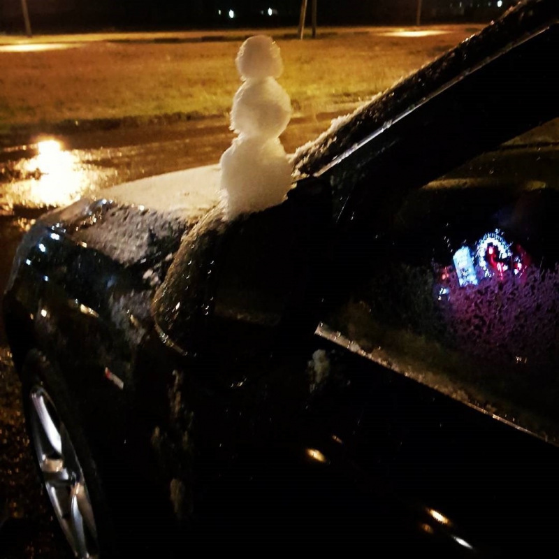 Саратовскую область накрыли зимние осадки, жители начали лепить снеговиков