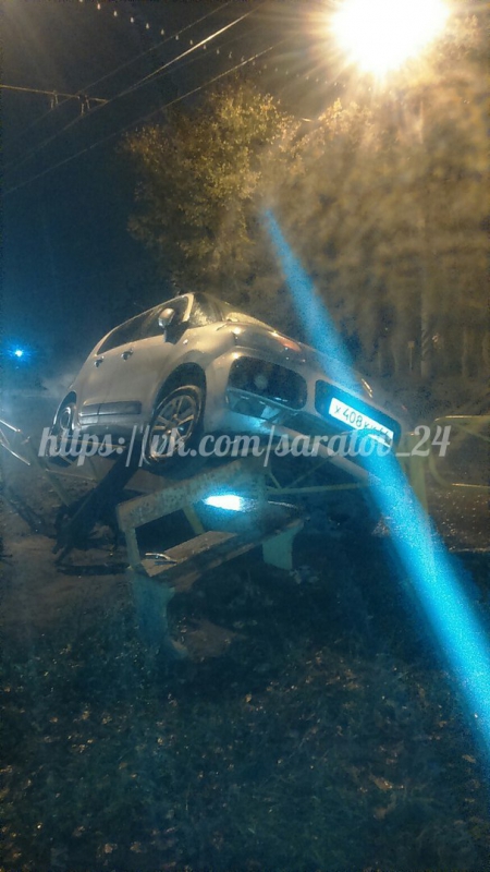 На Московском шоссе иномарка после ДТП повисла на заборе