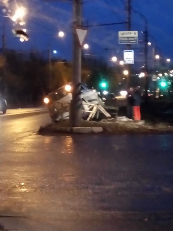 На Московском шоссе иномарка после ДТП повисла на заборе