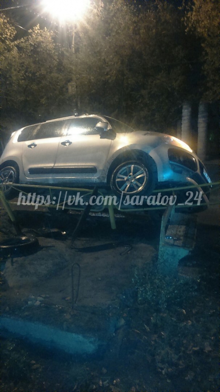 На Московском шоссе иномарка после ДТП повисла на заборе