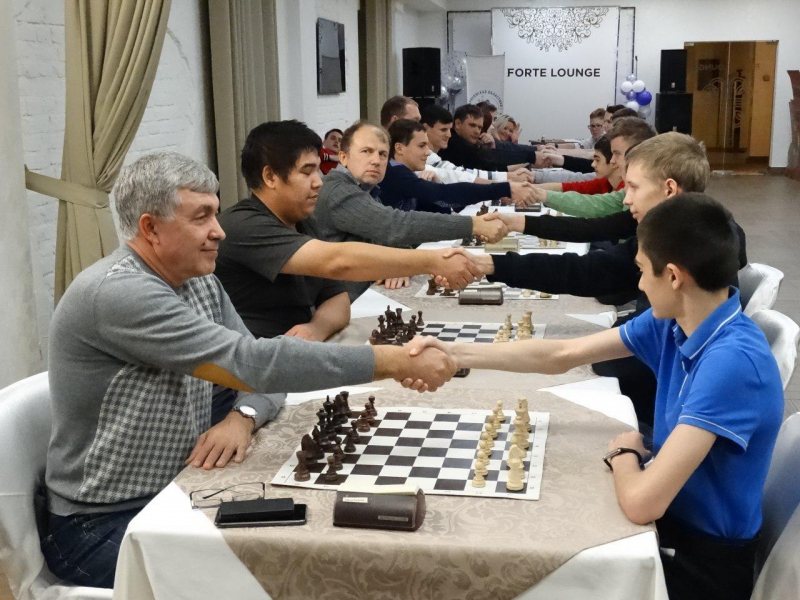 Юные чемпионы победили бизнесменов в шахматы