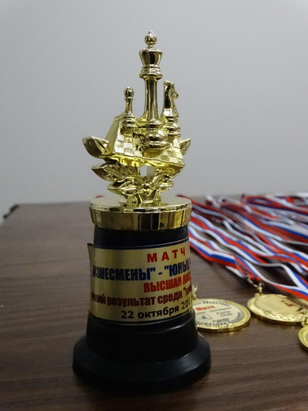 Юные чемпионы победили бизнесменов в шахматы