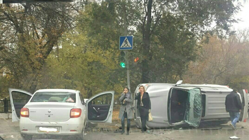 «Лэнд Крузер» под управлением автоледи перевернулся на Шелковичной