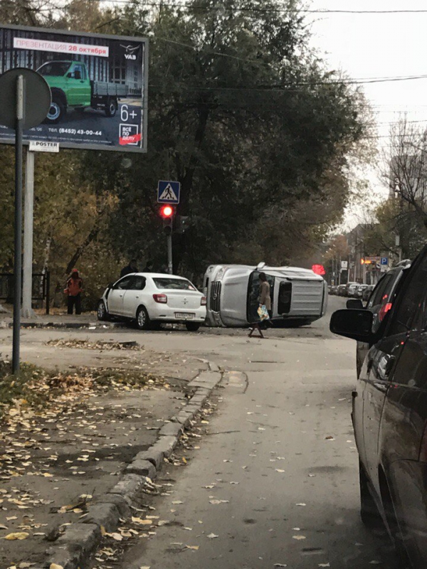«Лэнд Крузер» под управлением автоледи перевернулся на Шелковичной