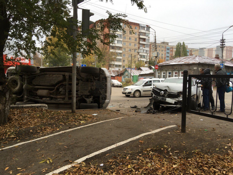 «Лэнд Крузер» под управлением автоледи перевернулся на Шелковичной
