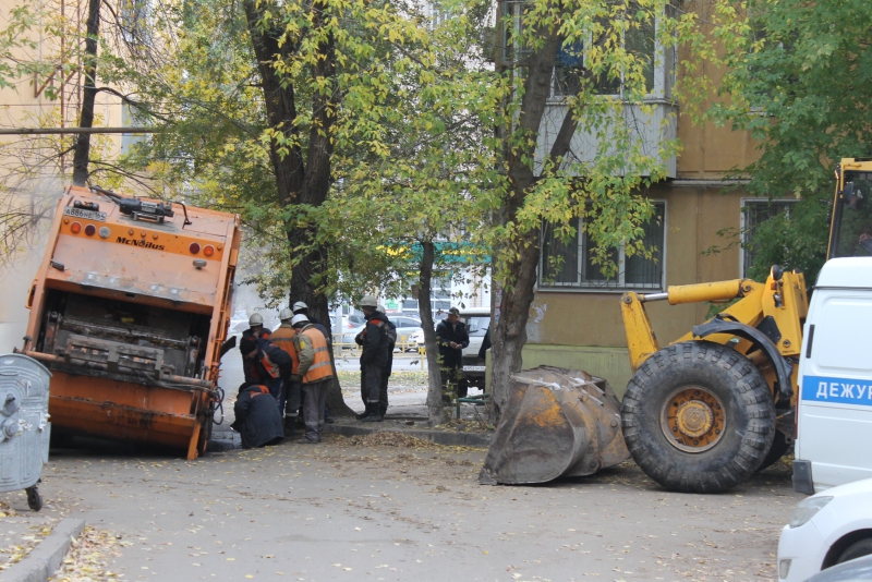 Автомобиль коммунального предприятия провалился на дороге