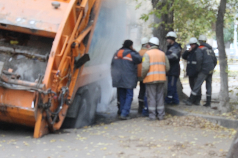 Автомобиль коммунального предприятия провалился на дороге