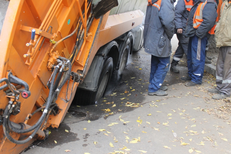 Автомобиль коммунального предприятия провалился на дороге