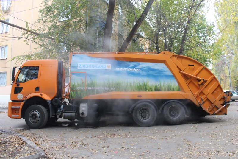 Автомобиль коммунального предприятия провалился на дороге