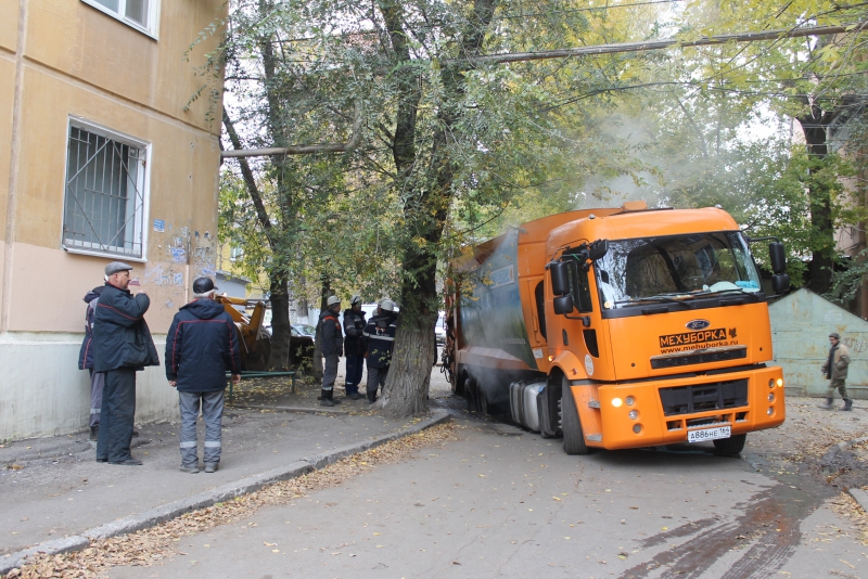 Автомобиль коммунального предприятия провалился на дороге