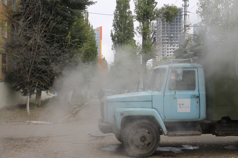 Автомобиль коммунального предприятия провалился на дороге