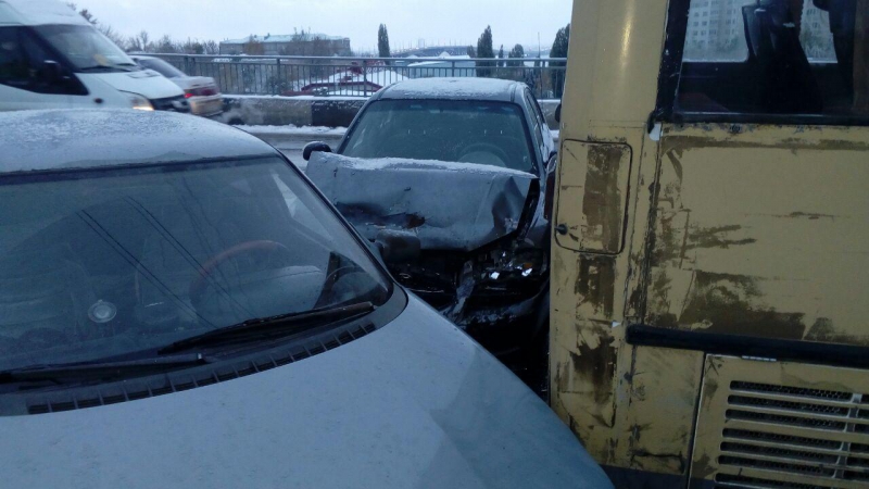 На мосту через Глебучев овраг парализовано движение из-за ДТП