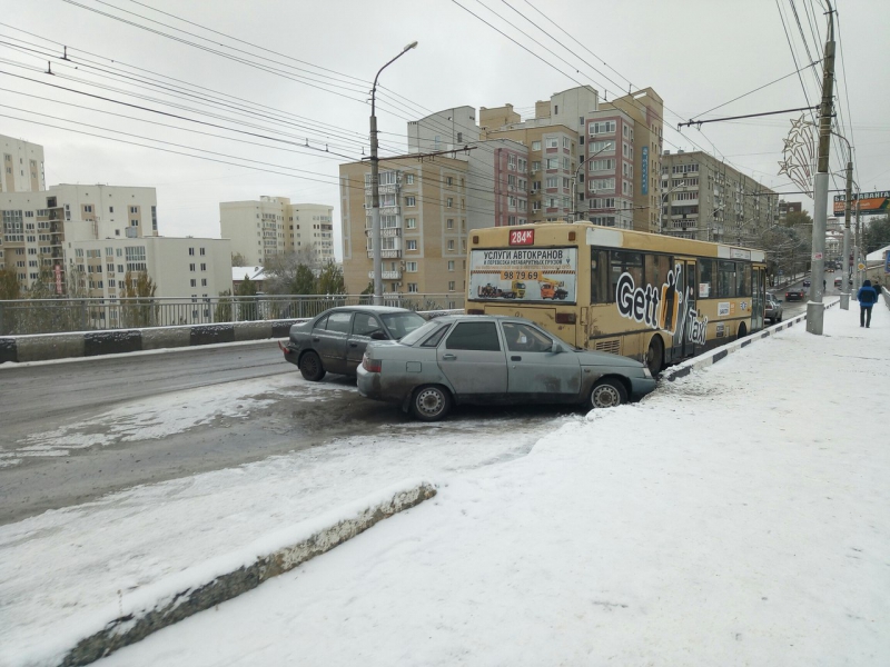 На мосту через Глебучев овраг парализовано движение из-за ДТП