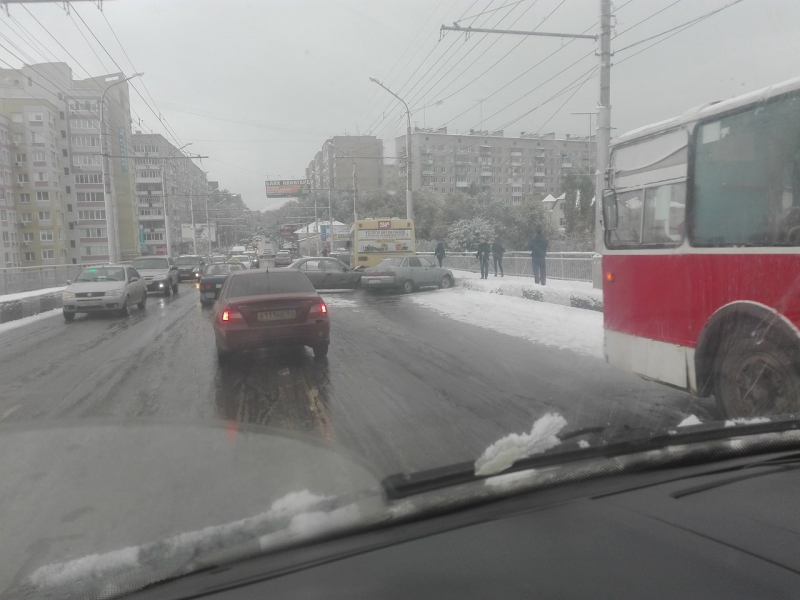 На мосту через Глебучев овраг парализовано движение из-за ДТП