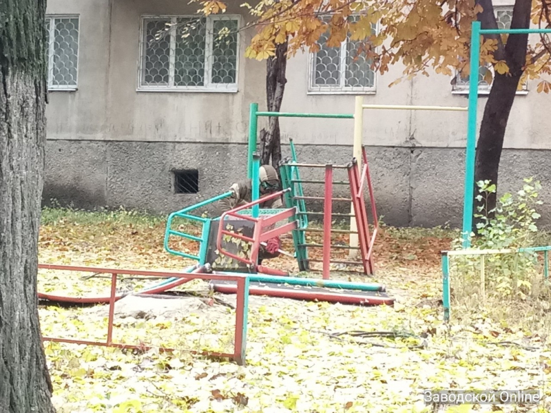 В Саратове на детской площадке неизвестные срезали карусели