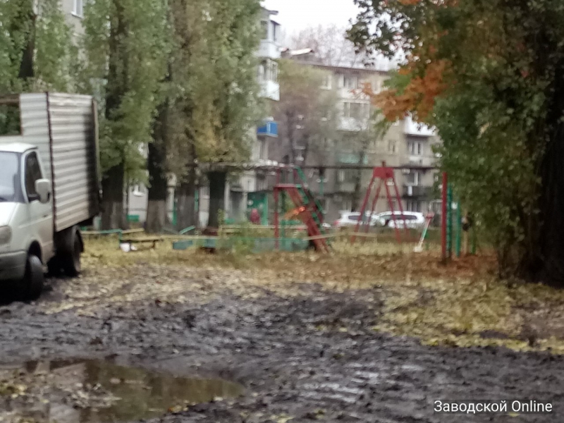 В Саратове на детской площадке неизвестные срезали карусели