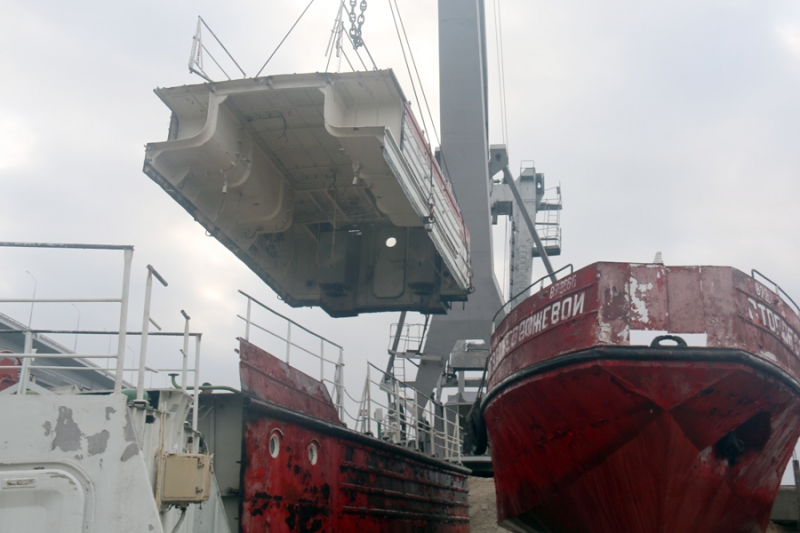 В Парке Победы начался монтаж пожарного теплохода