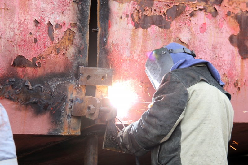 В Парке Победы начался монтаж пожарного теплохода