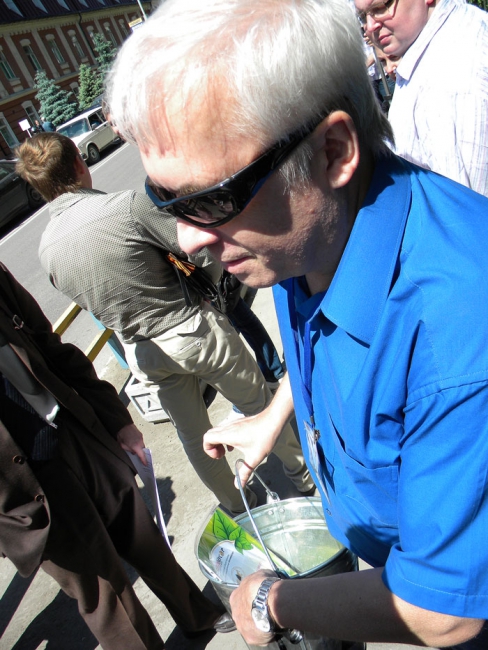 Охранники табачной фабрики отнимали камеру у оператора-общественника