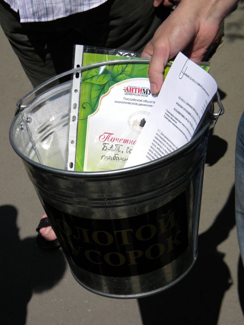 Охранники табачной фабрики отнимали камеру у оператора-общественника