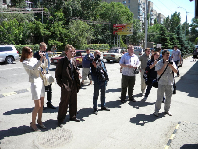 Охранники табачной фабрики отнимали камеру у оператора-общественника