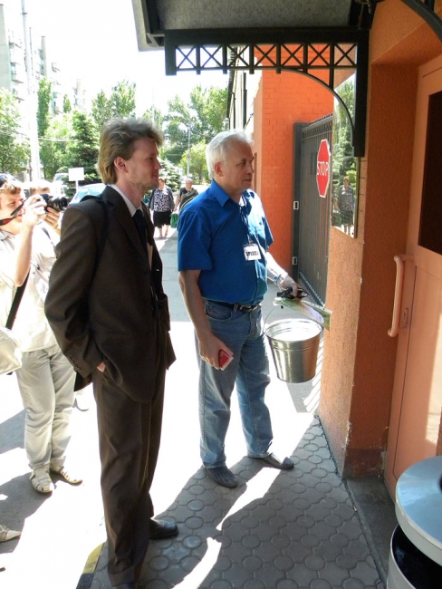 Охранники табачной фабрики отнимали камеру у оператора-общественника