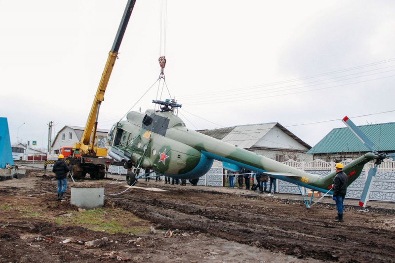 В Татищеве на пьедестал водрузили боевой вертолет Ми-8Т