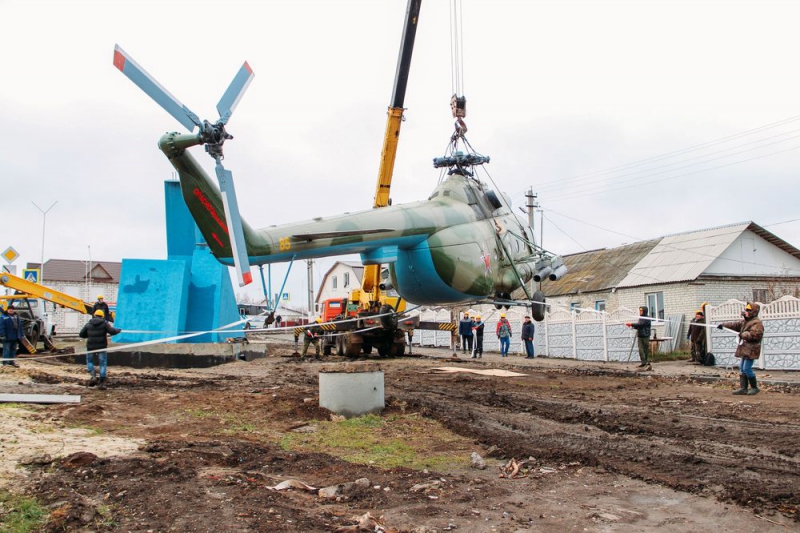 В Татищеве на пьедестал водрузили боевой вертолет Ми-8Т