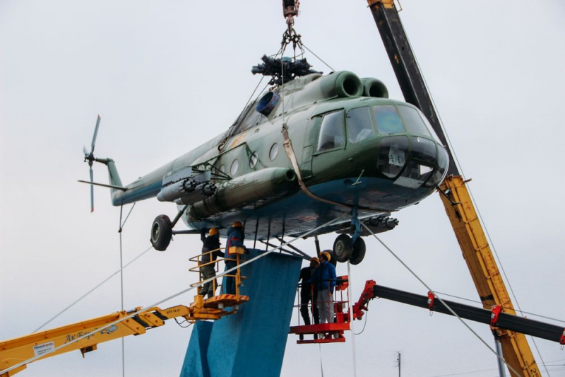 В Татищеве на пьедестал водрузили боевой вертолет Ми-8Т