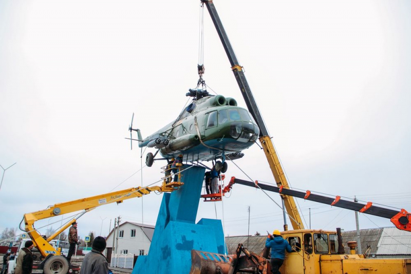 В Татищеве на пьедестал водрузили боевой вертолет Ми-8Т