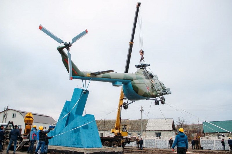 В Татищеве на пьедестал водрузили боевой вертолет Ми-8Т