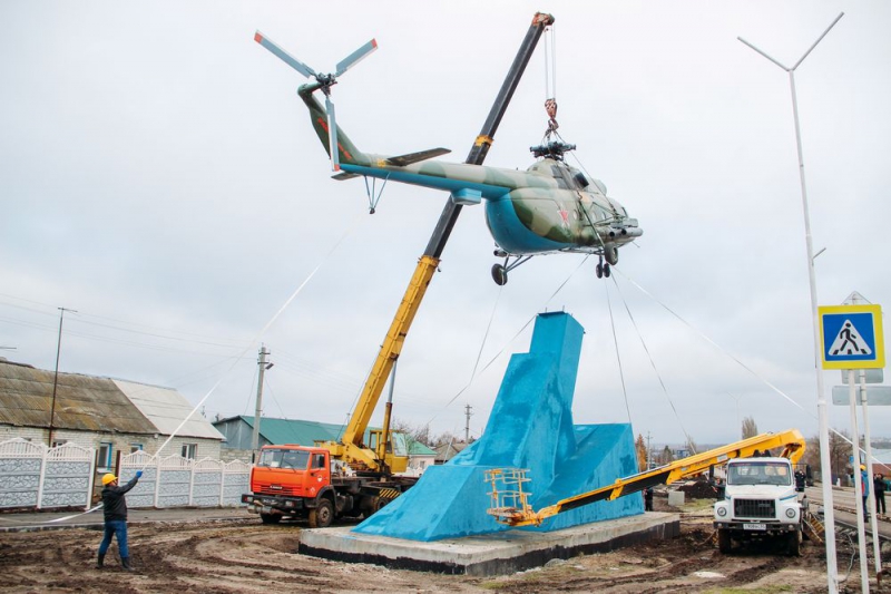 В Татищеве на пьедестал водрузили боевой вертолет Ми-8Т