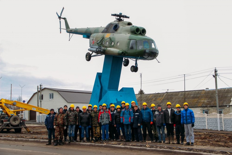 В Татищеве на пьедестал водрузили боевой вертолет Ми-8Т