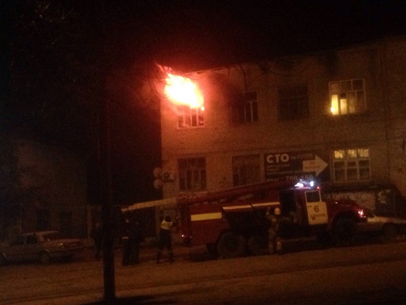 Спасителями детей из горящего дома в Заводском районе оказались полицейские