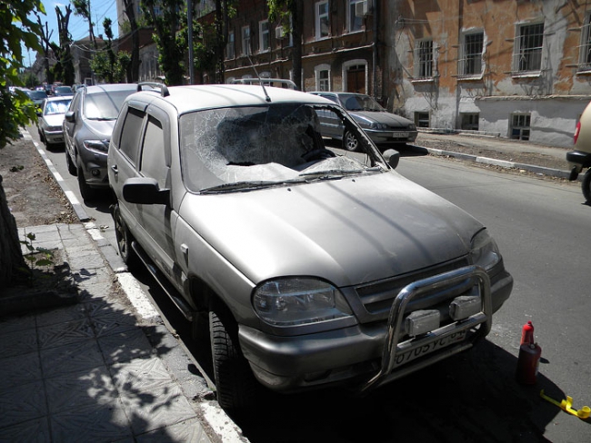 В центре Саратова горит внедорожник