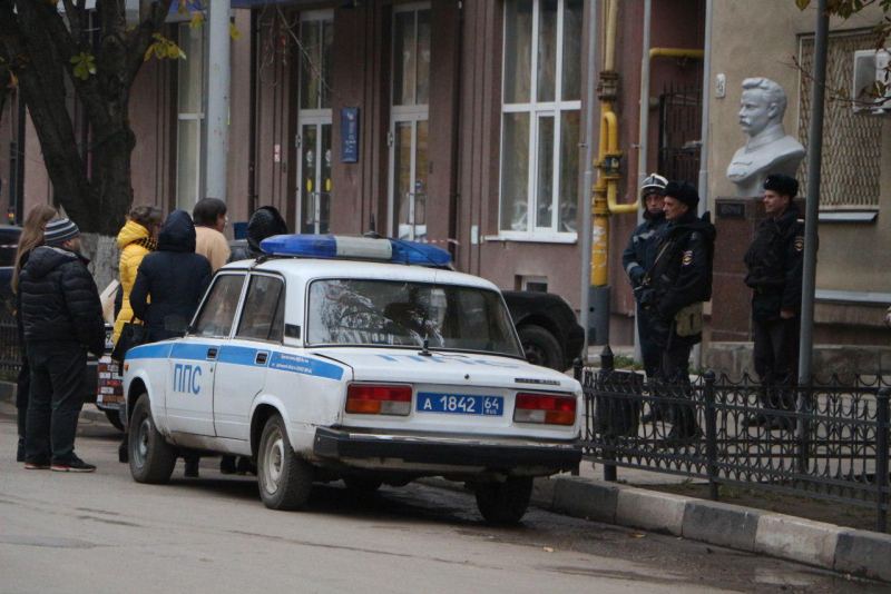 Правоохранители обследуют районные администрации Саратова