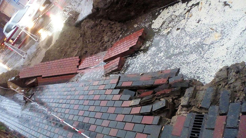 В Саратове в раскопанную яму рухнули ограждение и тротуарная плитка у памятника архитектуры