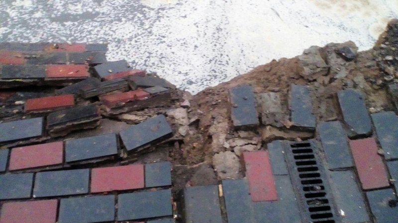 В Саратове в раскопанную яму рухнули ограждение и тротуарная плитка у памятника архитектуры