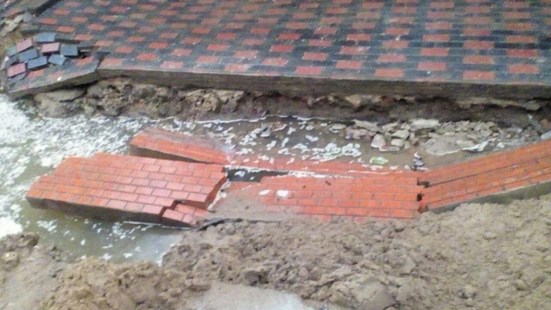 В Саратове в раскопанную яму рухнули ограждение и тротуарная плитка у памятника архитектуры