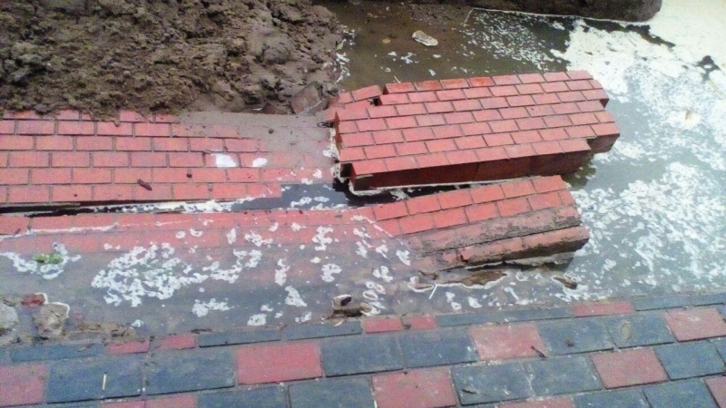 В Саратове в раскопанную яму рухнули ограждение и тротуарная плитка у памятника архитектуры